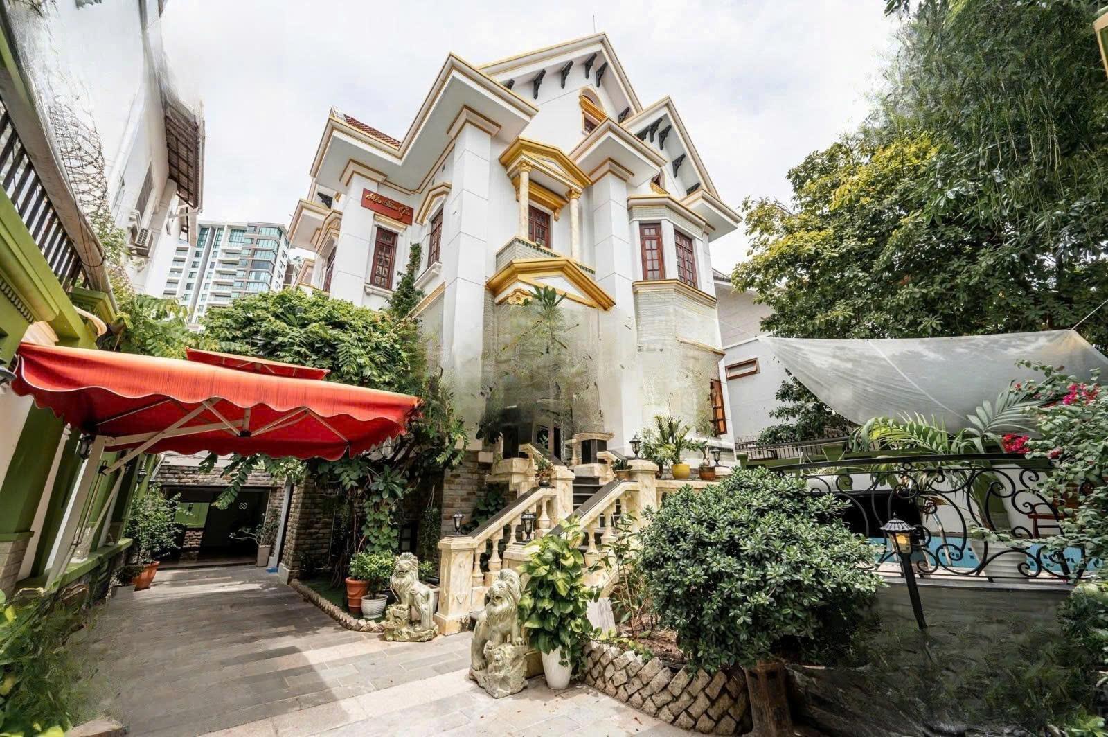 Cho thuê biệt thự Nguyễn Văn Hưởng Thảo Điền – 25x20m, full nội thất, hồ bơi