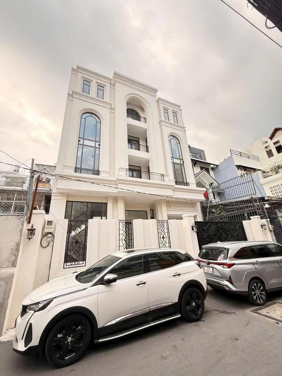 Cho thuê tòa nhà 6 tầng Lê Văn Sỹ, Quận 3 – 12x30m, thang máy