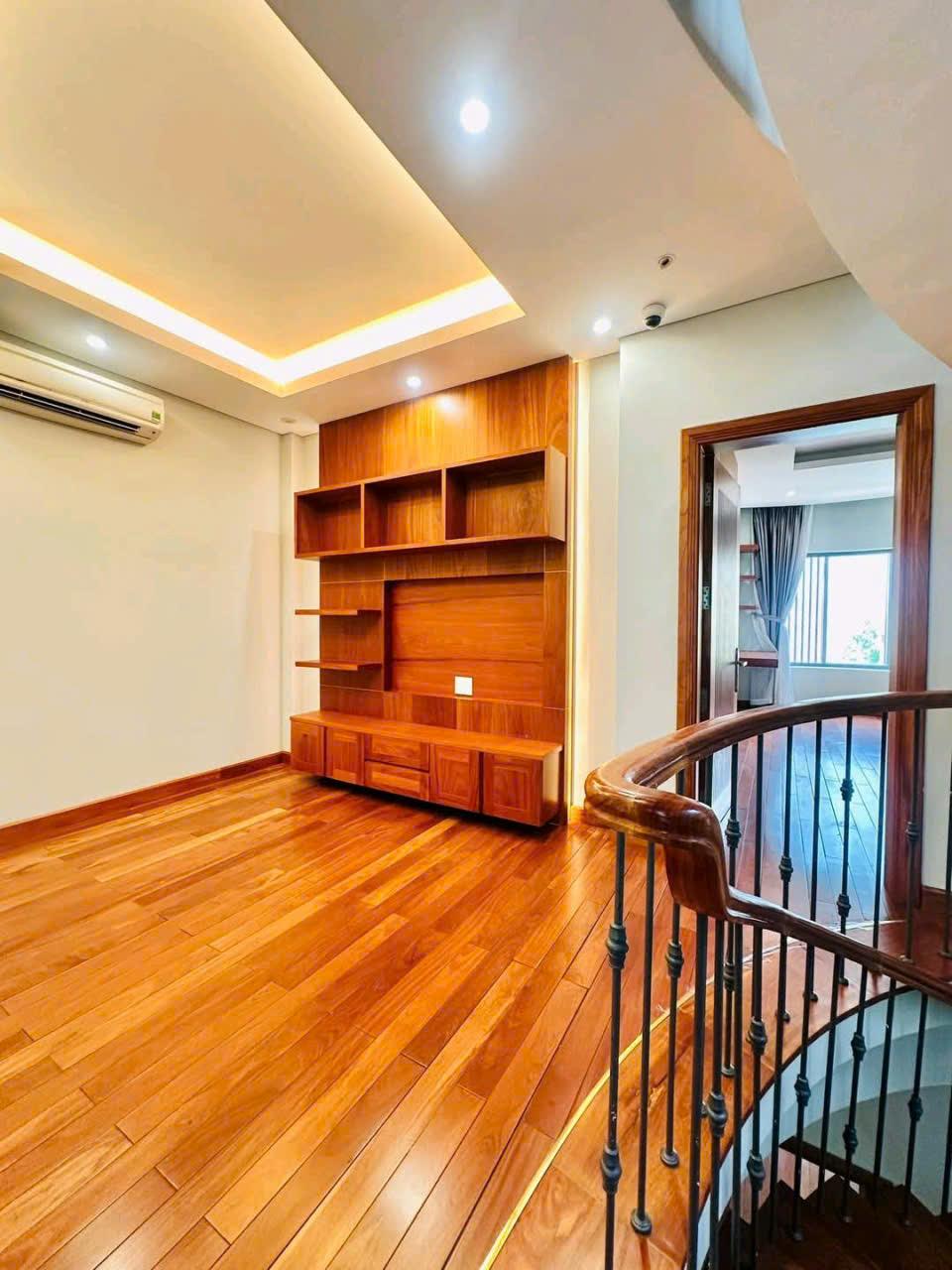 Cho thuê nhà 4 Hoa Đào, Phú Nhuận – 8x18m, có hầm