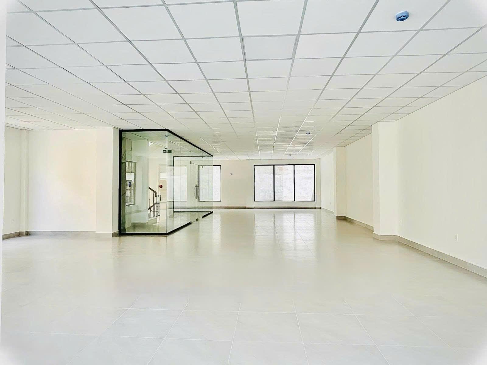 Cho thuê tòa nhà Đặng Tất, Quận 1 – DTSD 920m², hầm + 4 lầu
