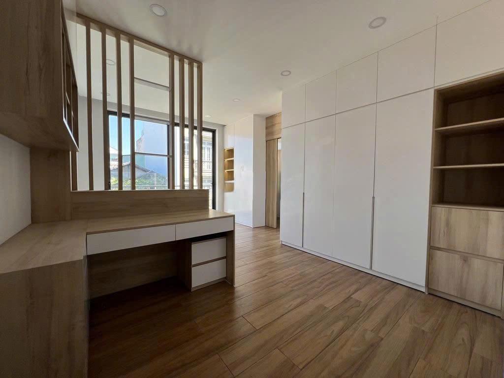 Cho thuê tòa nhà 31/5 Hoàng Dư Khương, Quận 10 – Hầm + 4 Lầu, Thang Máy